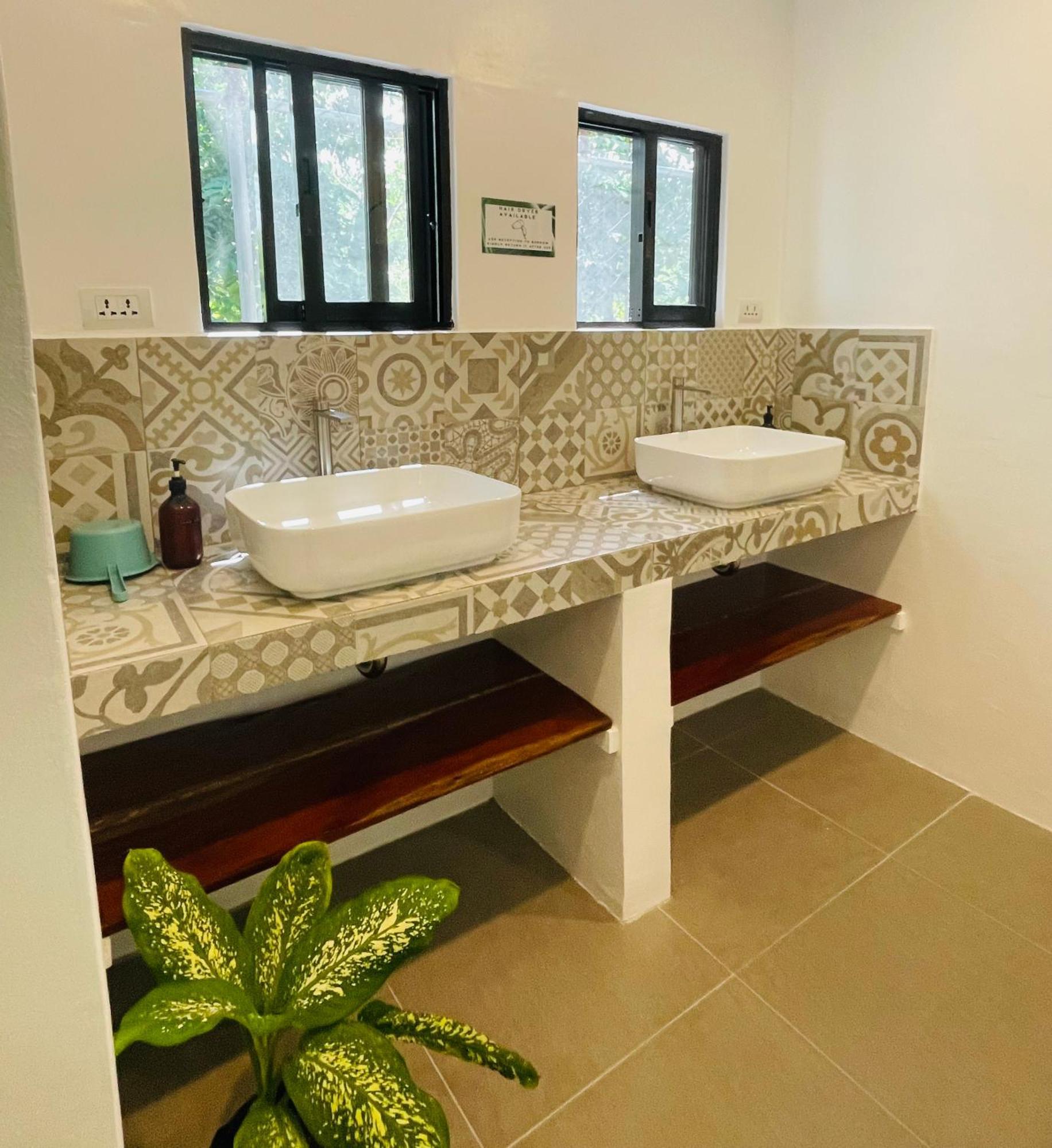 Maayong Hostel (Adults Only) Moalboal Bagian luar foto